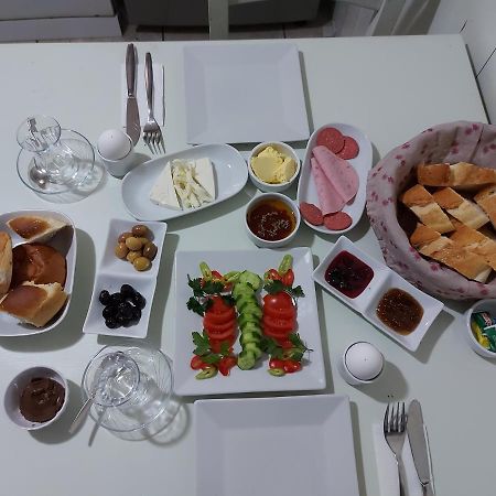 Celil Pansiyon Ayvalı Exterior foto